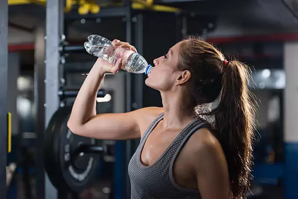 Tập thể dục xong có nên uống nước ngay hay không?
