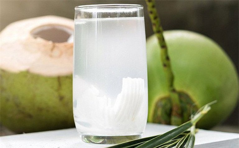 nước dừa giúp cơ thể hạ nhiệt giảm sốt